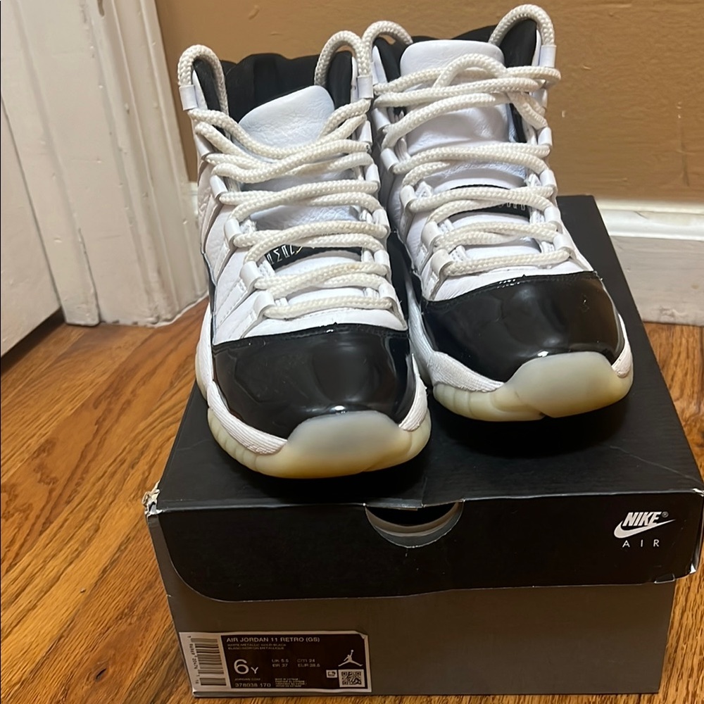 Nike Black and White Sneakers Classic Design